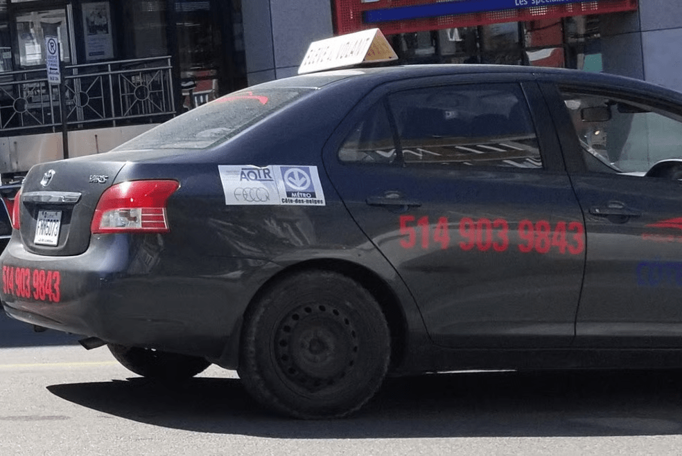 Voiture-école de l'École de conduite Côte-des-Neiges en service à Montréal.
