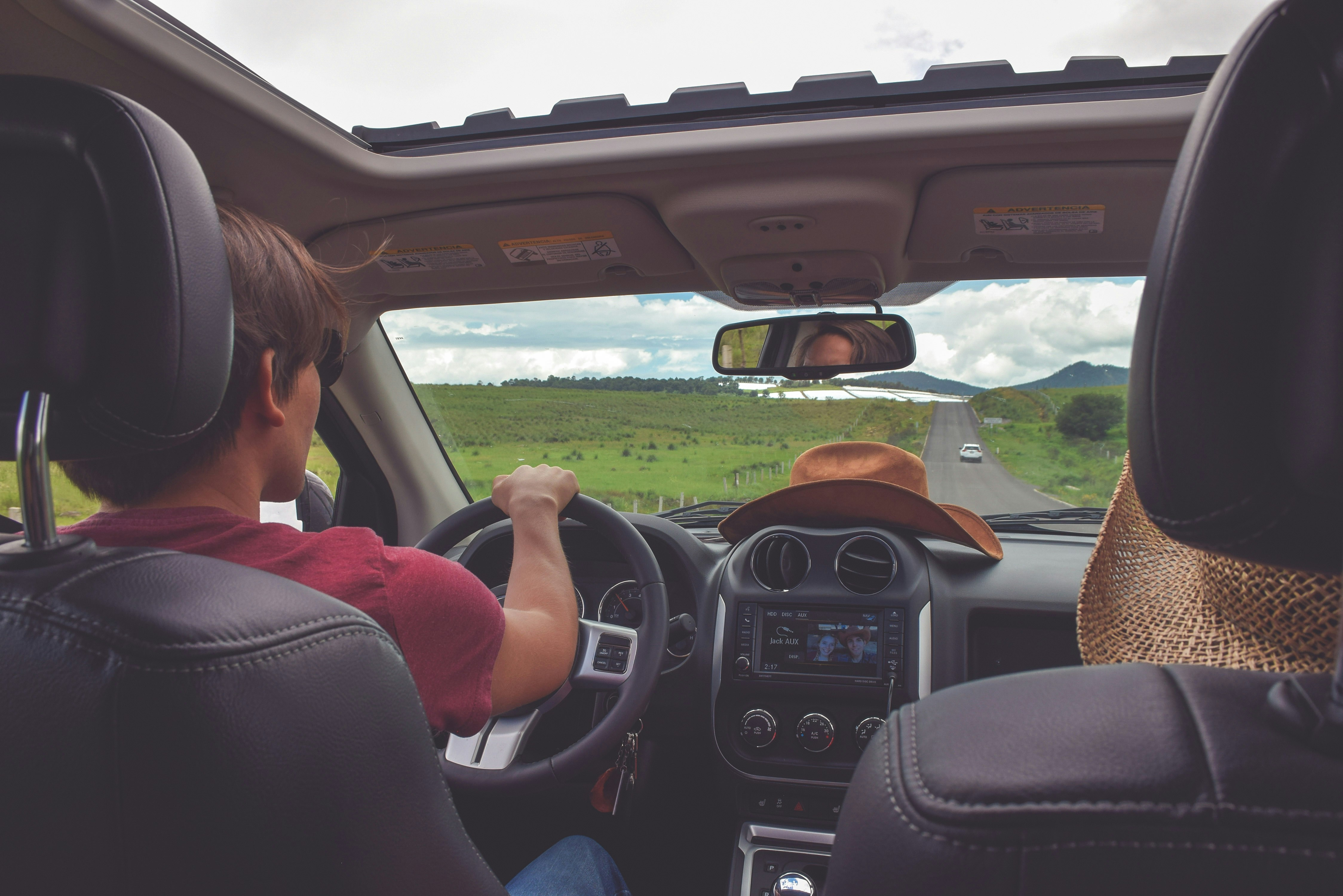 Moniteur et élève en discussion à l'intérieur d'une voiture-école.