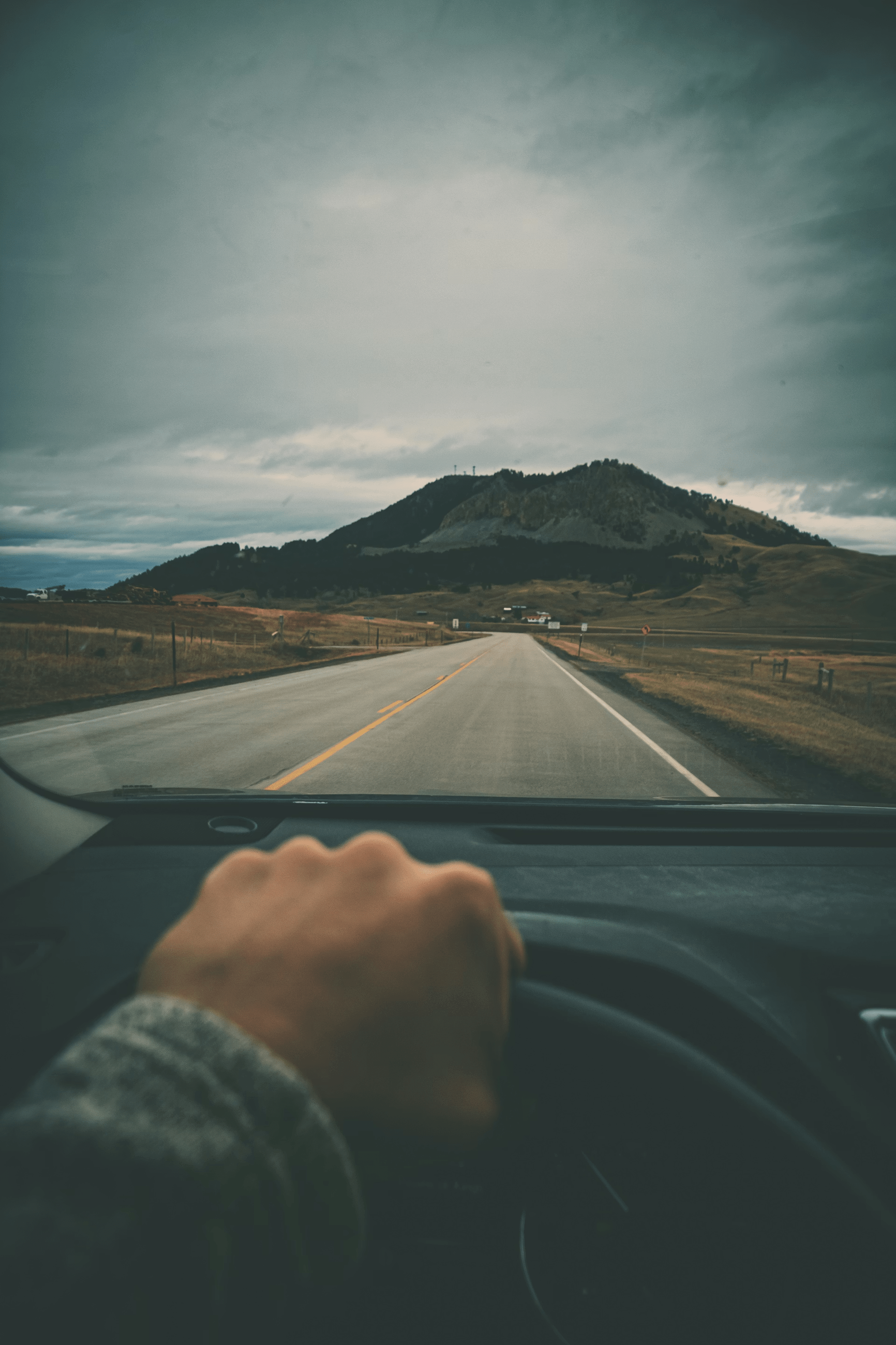 Vue conducteur sur une route à l'horizon — perspective d'apprentissage de la conduite.
